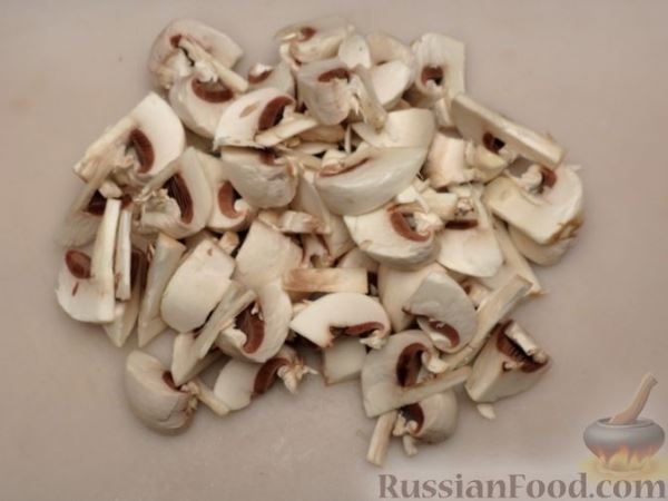 Котлеты из говядины с беконом, запечённые в сливочно-грибном соусе