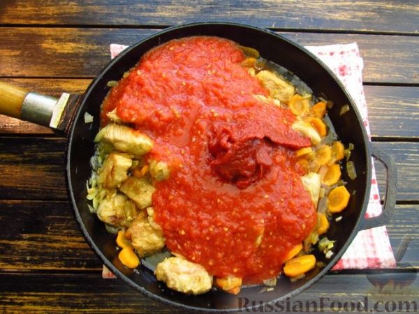Макароны со свининой в томатном соусе