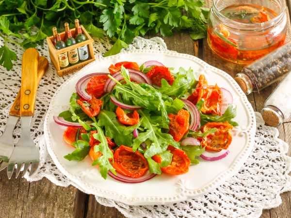 Салат с рукколой, помидорами и сыром фета