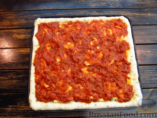 Сицилийская пицца с анчоусами и томатным соусом